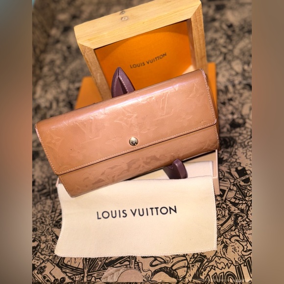 LOUIS VUITTON VERNIS MOCHA BROWN SARAH WALLET - Picture 1 of 16